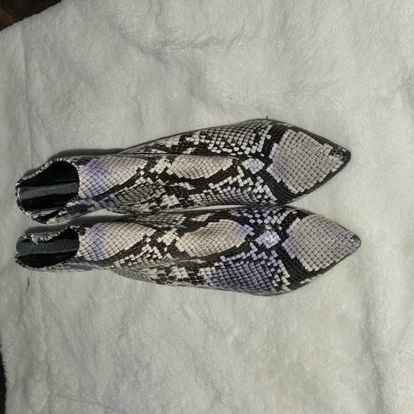 Kenneth cole snake print bootie size6 - Picture 1 of 7
